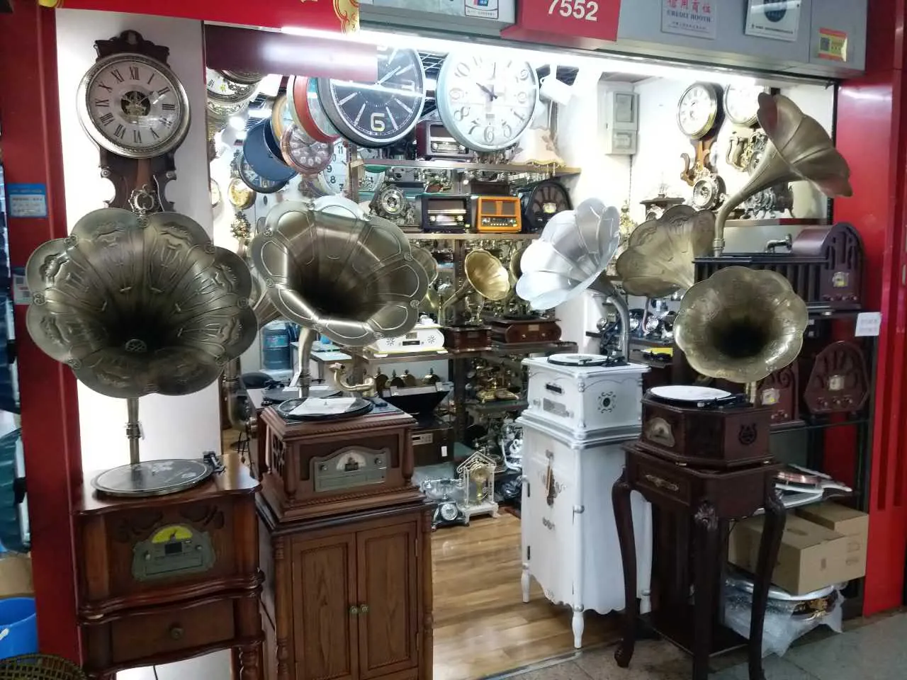 Un puesto de gramófonos y relojes en el distrito 1 de Yiwu International Trade City