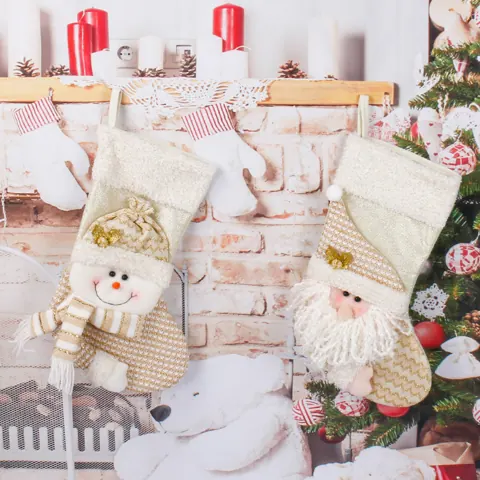 Calcetines navideños de Papá Noel y muñeco de nieve — foto del anuncio del proveedor